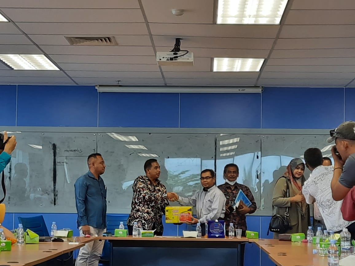 Rombongan study best practice Kota Bukittinggi tukar cederamata dengan pimpinan kantor Riau TV di Gedung Graha Pena, Kamis (16/12/2021).
